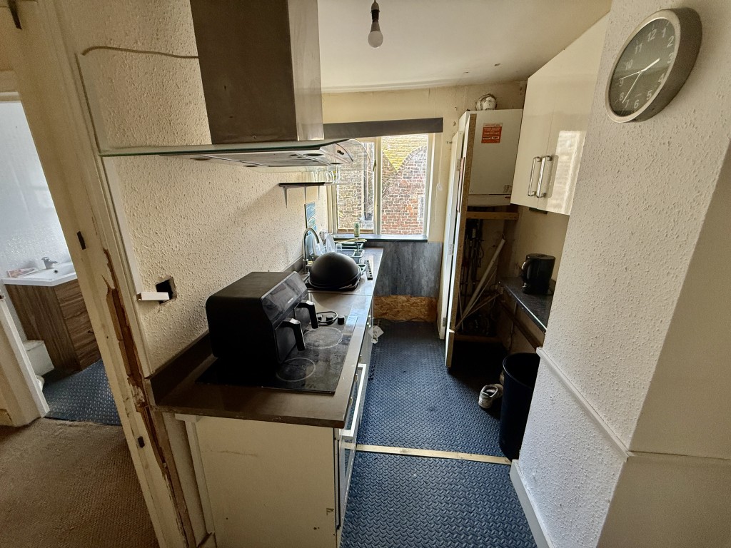 Lot: 171 - VACANT MIXED-USE PROPERTY IN TOWN CENTRE - Second floor - Kitchen